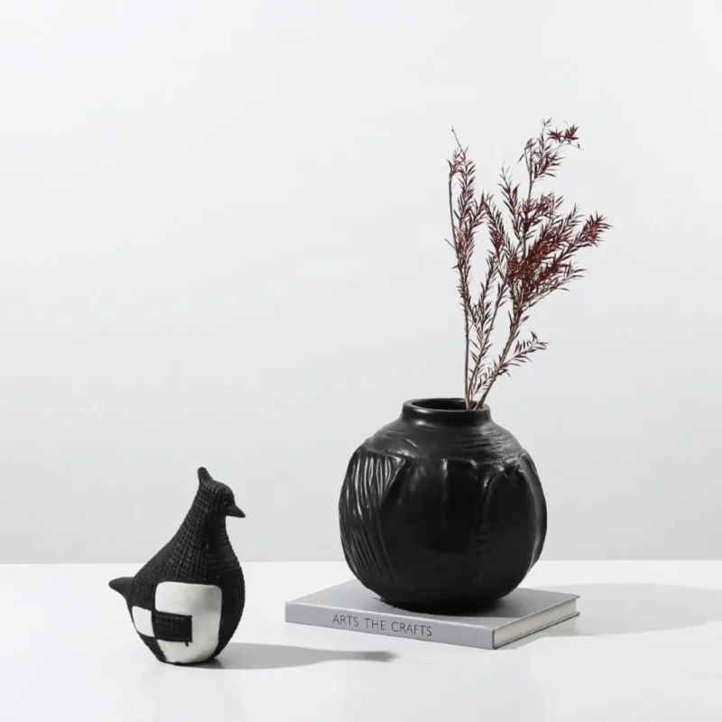 BLACK ROUND VASE