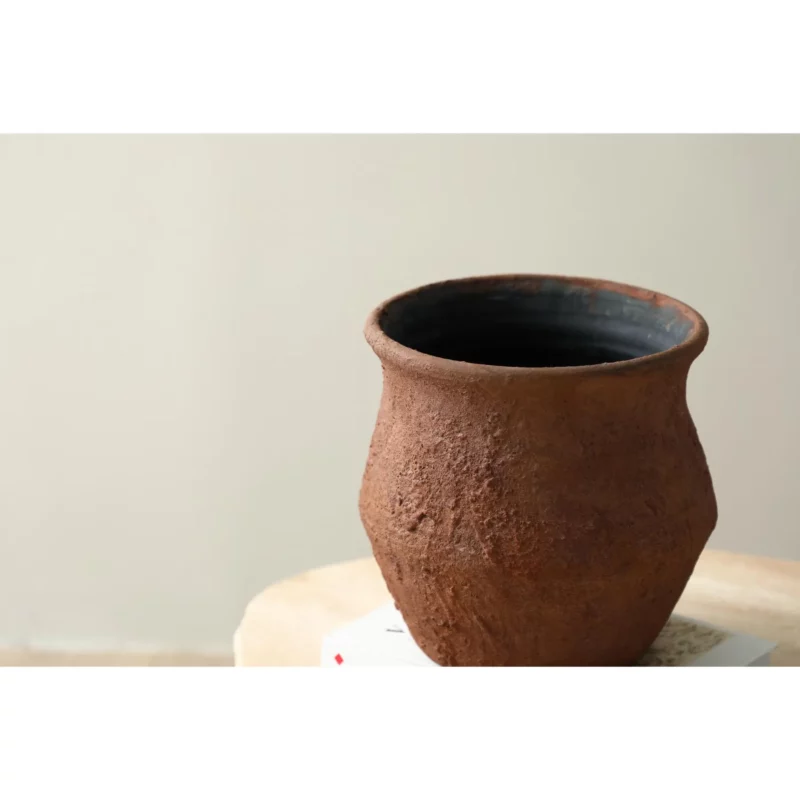 FLOWERPOT WITH RUSTY SURFACE