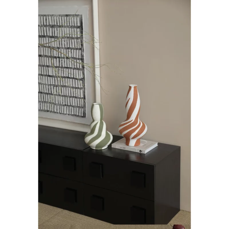 STREAMER PATTERN SAND VASE A